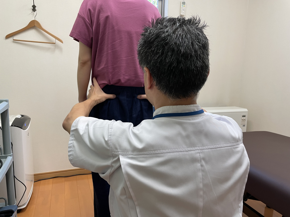 骨盤の高さ、動きを確認