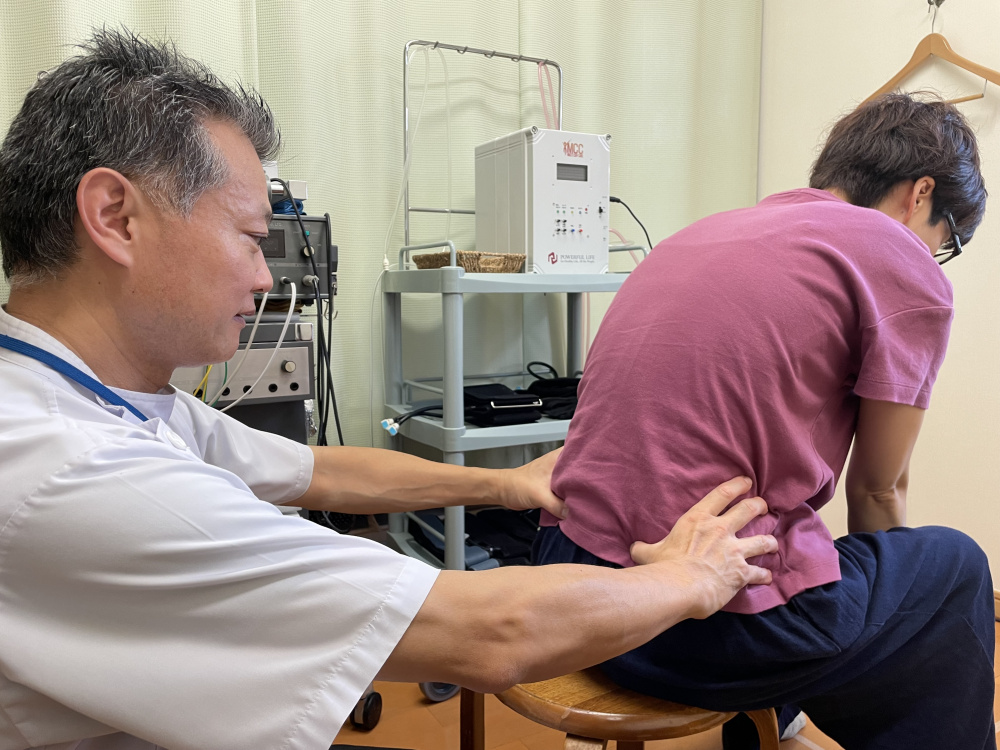 座位で骨盤の動きを検査